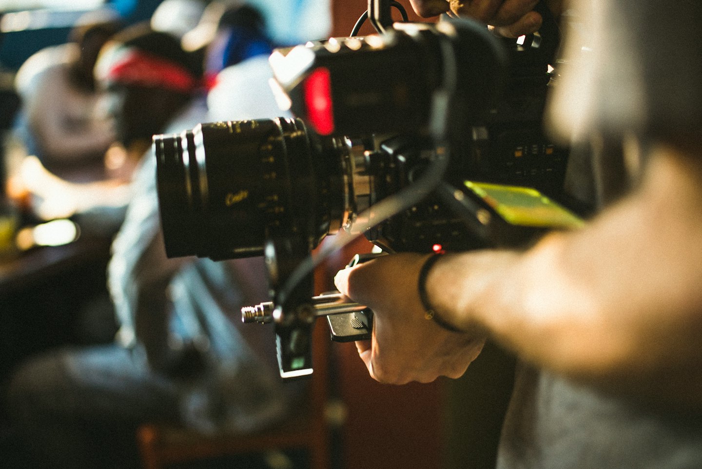 Filmowiec dostosowuje ustawienia profesjonalnej kamery filmowej.