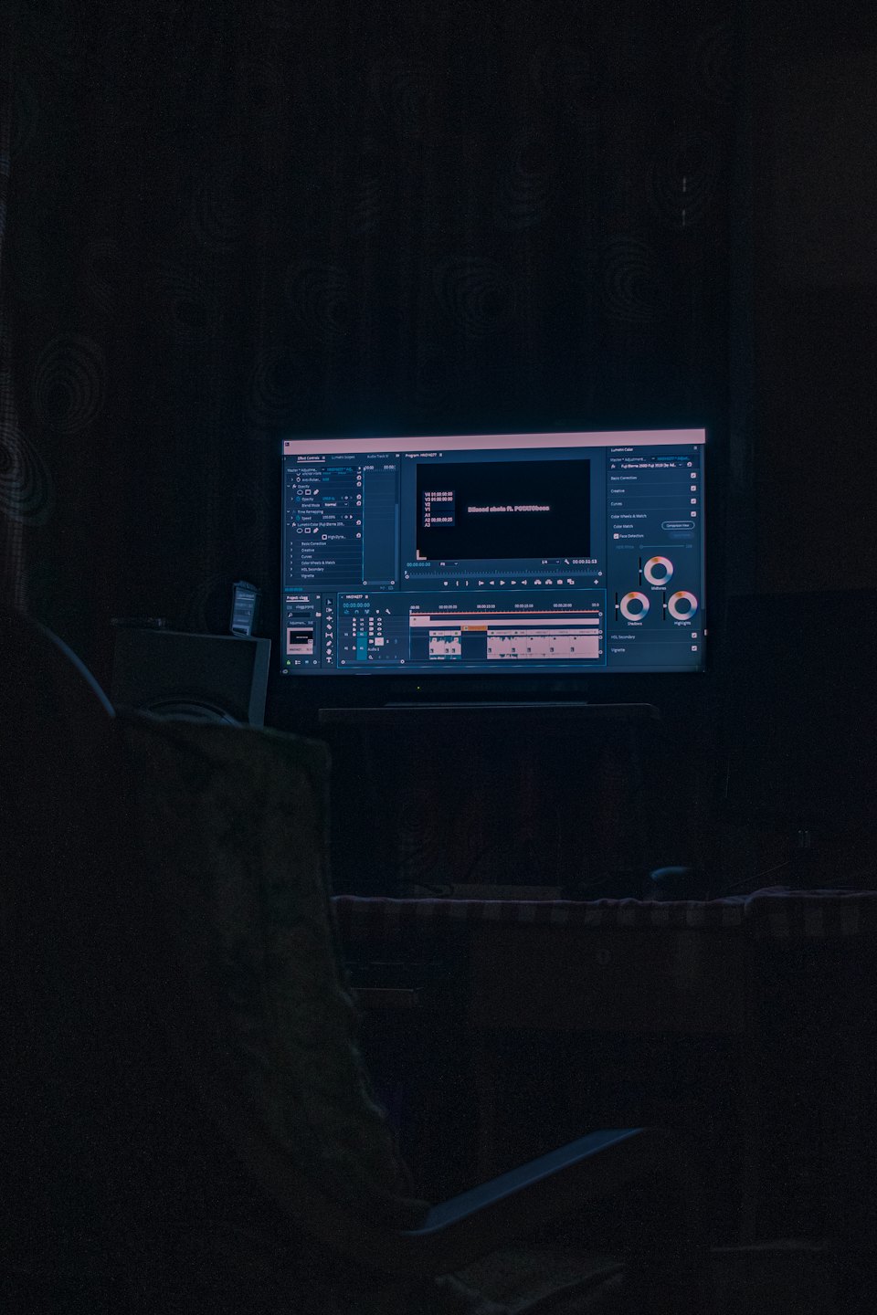 Monitor komputera z oprogramowaniem do edycji wideo w ciemnym pomieszczeniu.
